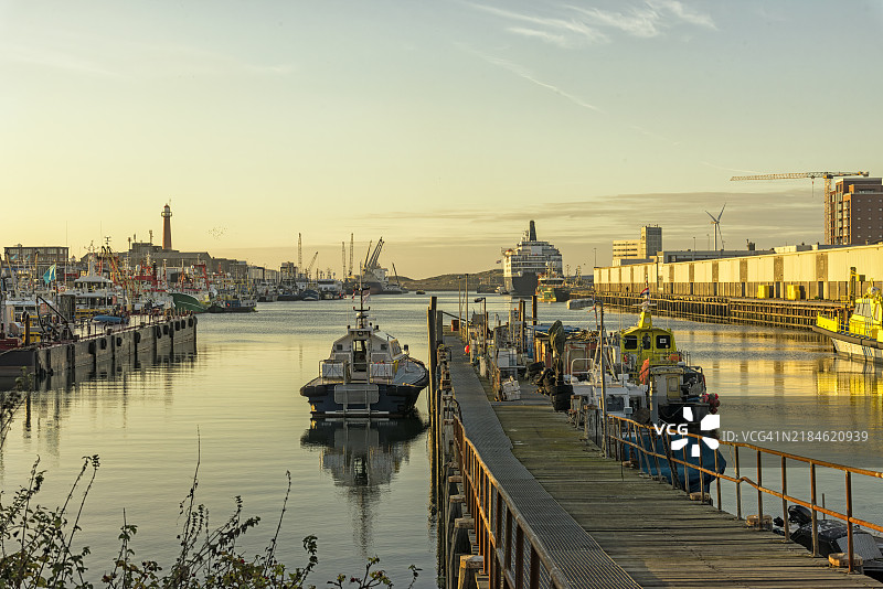 下午的港口区域景观图片素材