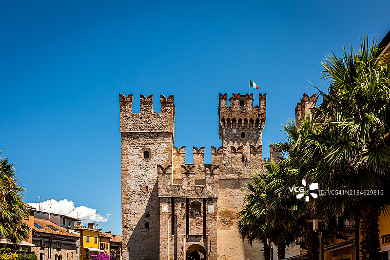 意大利伦巴第大区的西尔米奥尼斯卡利杰罗城堡(Castello Scaligero di Sirmione)。IV图片素材