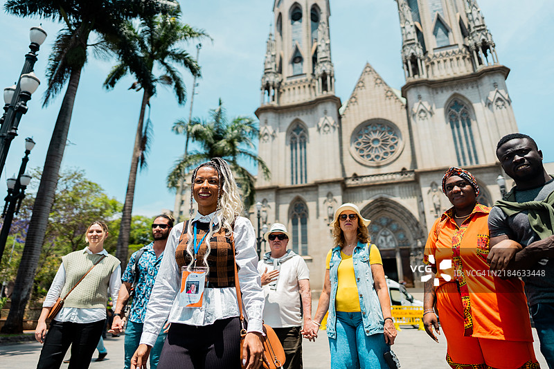 导游在巴西圣保罗的塞广场带领游客游览图片素材