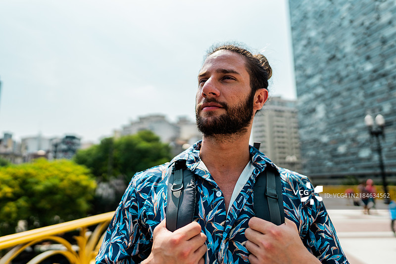 年轻游客在巴西圣保罗欣赏风景图片素材