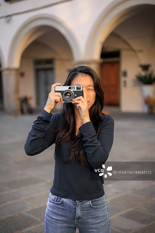 摄影师使用胶卷相机拍摄图片素材