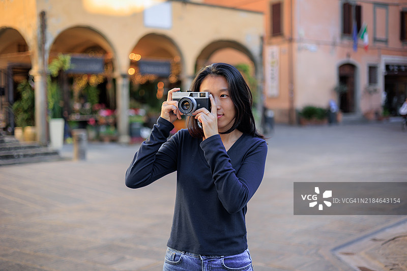 摄影师使用胶卷相机拍摄图片素材
