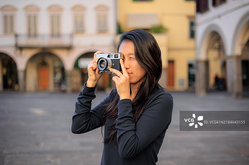 摄影师使用胶卷相机拍摄图片素材