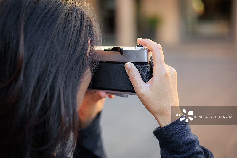 摄影师使用胶卷相机拍摄图片素材