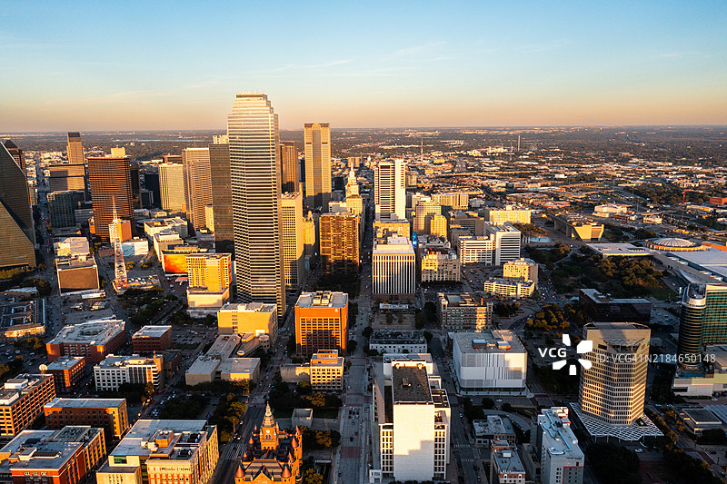 德克萨斯州达拉斯市中心的航拍无人机图像，玛格丽特·麦克德莫特桥图片素材