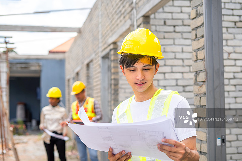 年轻工程师在查看平面图图片素材