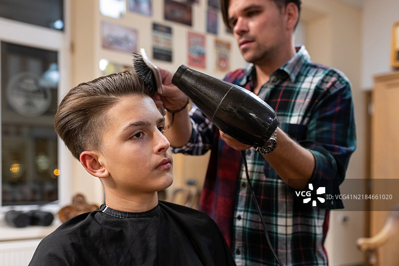 一个青少年在理发店理发图片素材