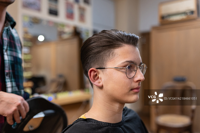 一个青少年在理发店理发图片素材