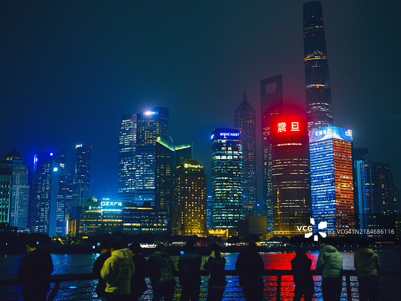 人群在夜晚欣赏上海城市风景图片素材