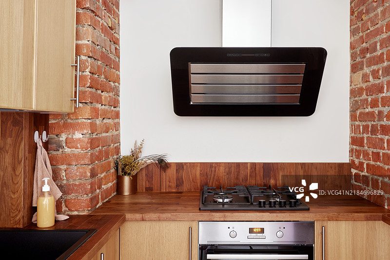 厨房里的抽油烟机和炉灶图片素材