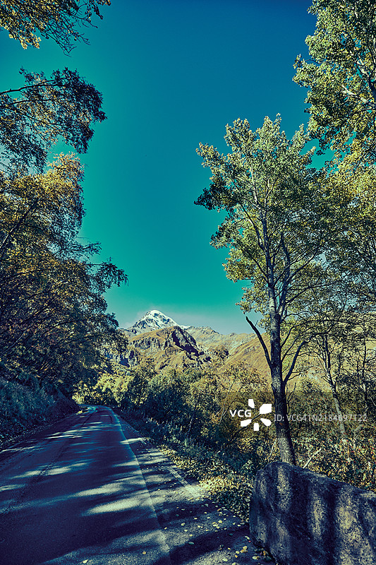 通往如画山脉的道路特写图片素材