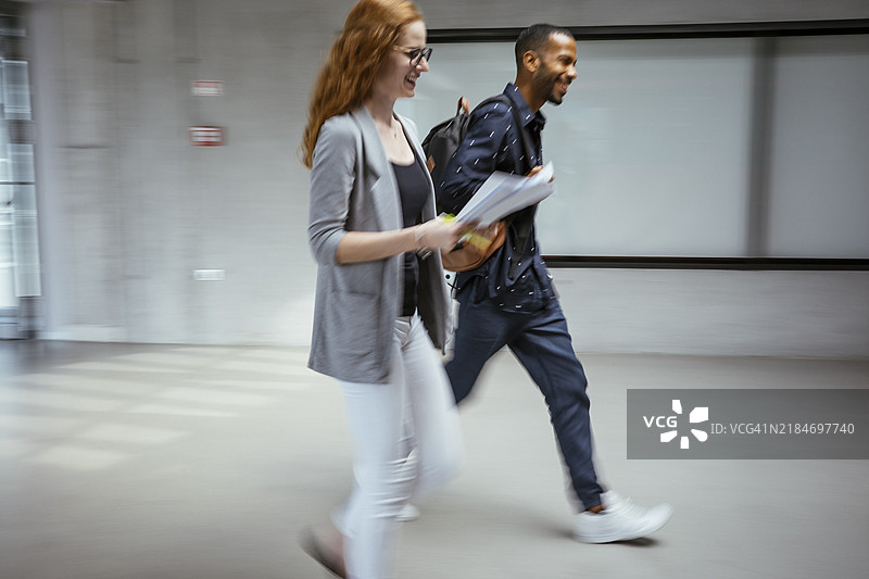 专业团队在办公室环境中移动图片素材