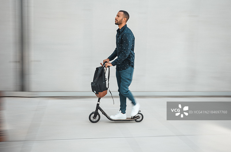 多元化的商人骑滑板车通勤图片素材