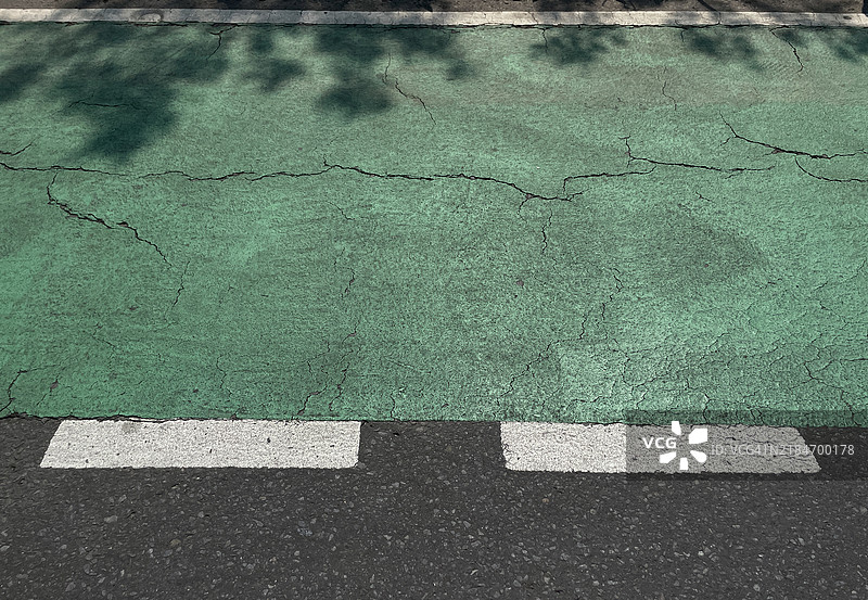 破裂的绿道图片素材