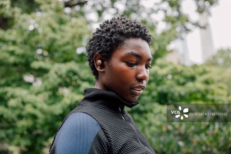 年轻女性戴着耳机听音乐图片素材