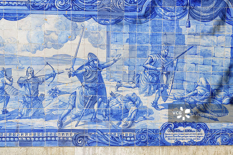 圣卢西亚花园或朱利奥·德·卡斯蒂略花园，装饰有描绘1147年里斯本征服的瓷砖，葡萄牙里斯本，欧洲图片素材