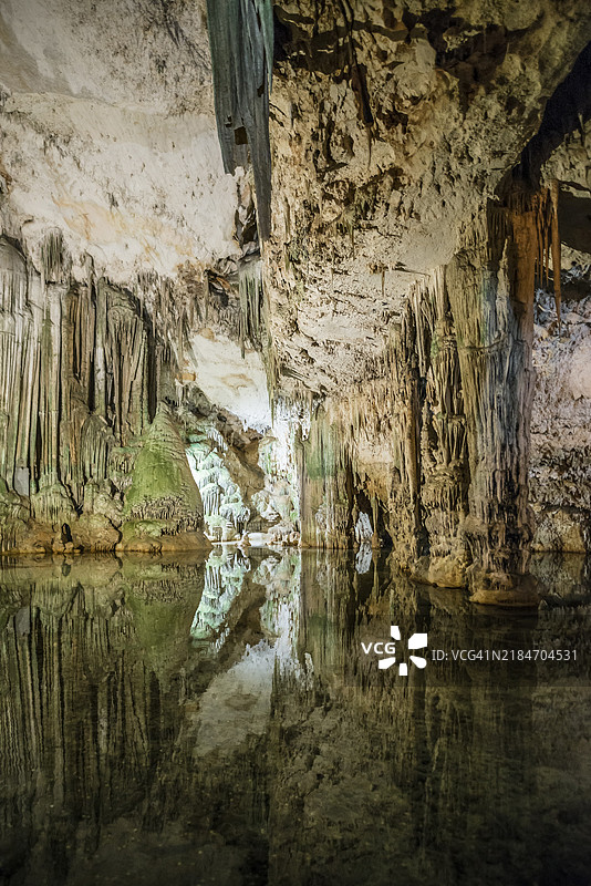 巨大的钟乳石和地下湖，钟乳石洞，海神洞，卡波卡恰，阿尔盖罗附近，撒丁岛，意大利，欧洲图片素材