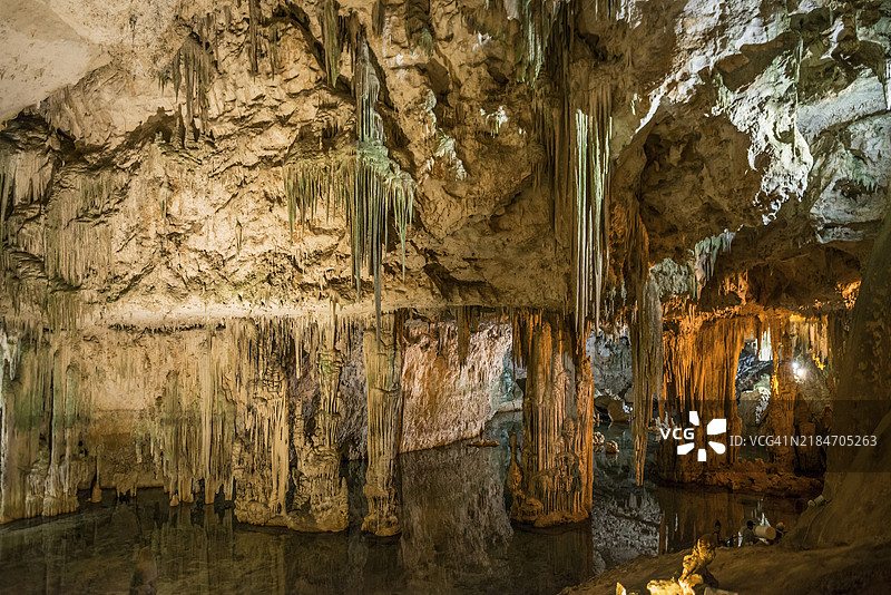 巨大的钟乳石和地下湖，钟乳石洞，海神洞，卡波卡恰，阿尔盖罗附近，撒丁岛，意大利，欧洲图片素材