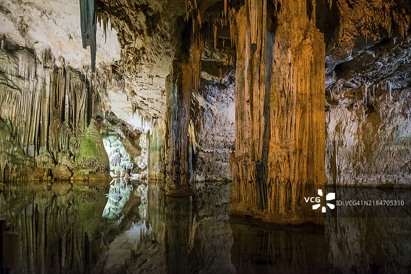 巨大的钟乳石和地下湖，钟乳石洞，海神洞，卡波卡恰，阿尔盖罗附近，撒丁岛，意大利，欧洲图片素材