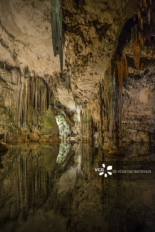 巨大的钟乳石和地下湖，涅普顿洞穴，卡波卡恰，靠近阿尔盖罗，撒丁岛，意大利，欧洲图片素材