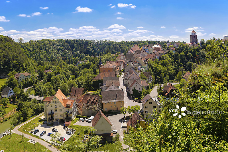 海格洛赫的景观，低洼的城镇，艾亚赫河谷，房屋，屋顶，岩石城镇，巴洛克风格的瑰宝，右后方的罗马塔，海格洛赫，佐伦阿尔布克雷斯，巴登-符腾堡州，德国，欧洲图片素材