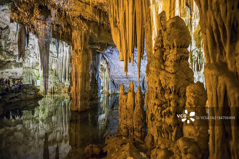 巨大的钟乳石和地下湖，钟乳石洞，海神洞，卡波卡恰，阿尔盖罗附近，撒丁岛，意大利，欧洲图片素材