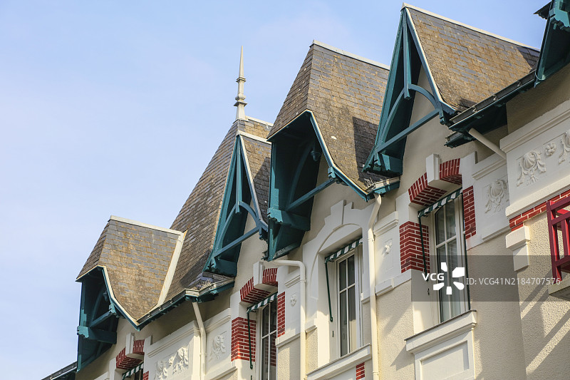 贝尔艾波克风格的历史别墅，位于法国卢瓦尔河大西洋省的拉博尔-埃斯库布拉克海滩，卢瓦尔河地区，欧洲图片素材