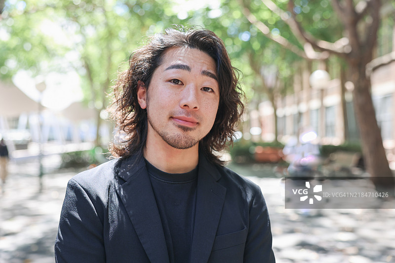 户外帅气年轻男子的中近景肖像图片素材