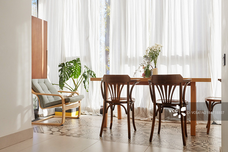 餐厅既明亮又优雅，拥有充足的自然光线，搭配现代家具。图片素材