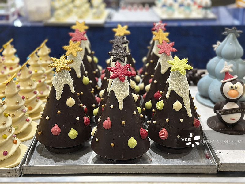 面包店橱窗中展示的巧克力圣诞树特写图片素材