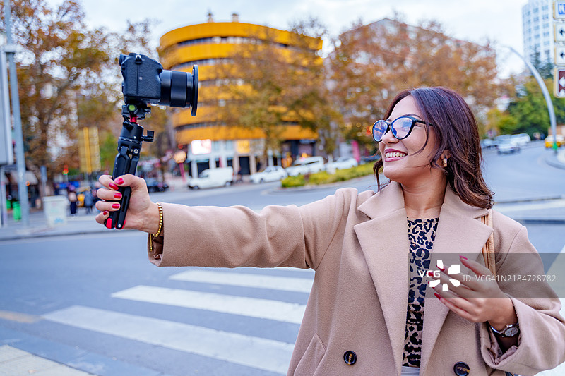 旅行影响者在行动中的精髓图片素材