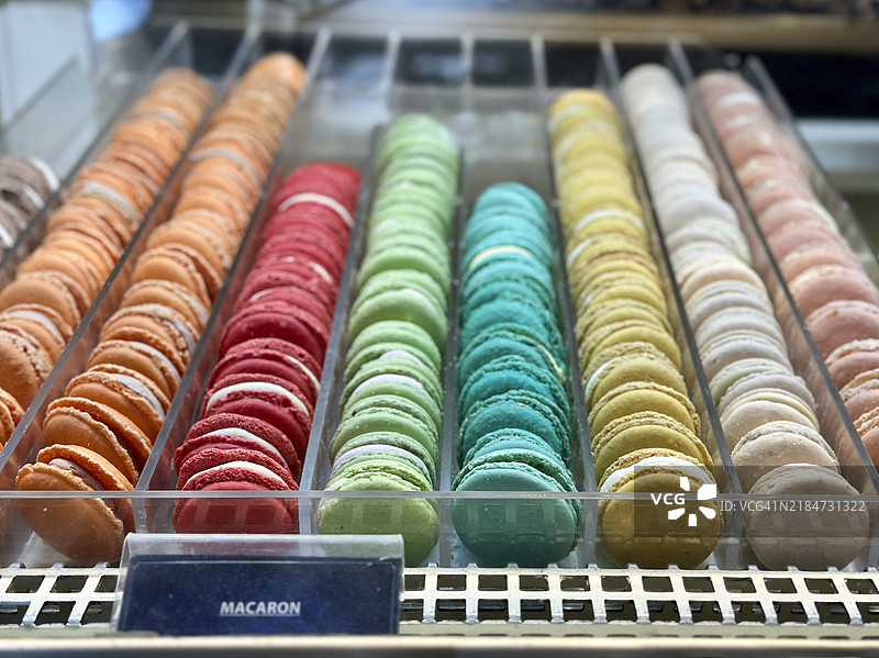 面包店橱窗中展示的五彩马卡龙特写图片素材
