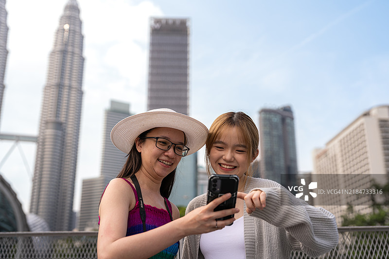 年轻女孩分享投资计划图片素材