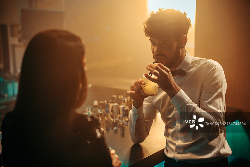 男女在酒吧喝鸡尾酒图片素材