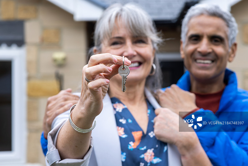 自豪的情侣手持新家钥匙图片素材