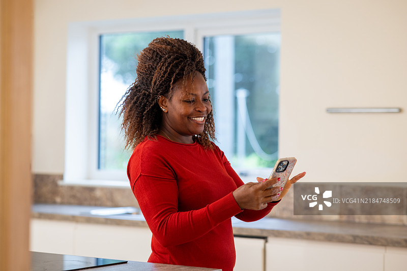 微笑的房地产经纪人在进行视频通话图片素材