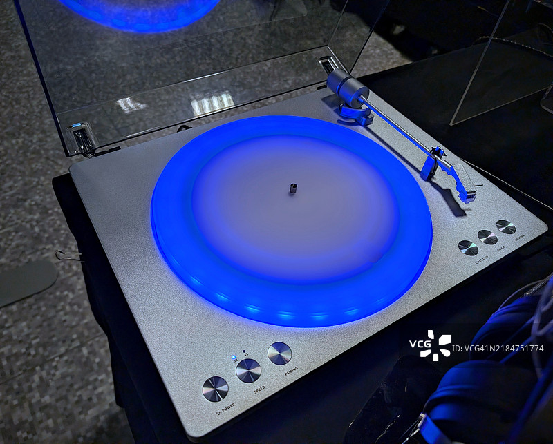 蓝色灯光照亮的音乐唱盘和耳机图片素材