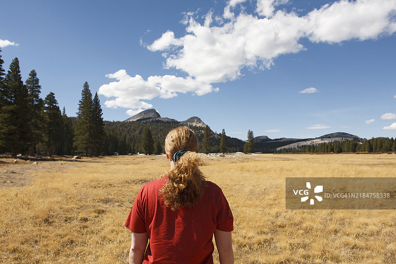 优胜美地图卢米尼草甸的女性游客图片素材