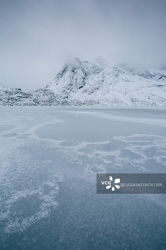 北极极昼中的冰冻湖泊图片素材