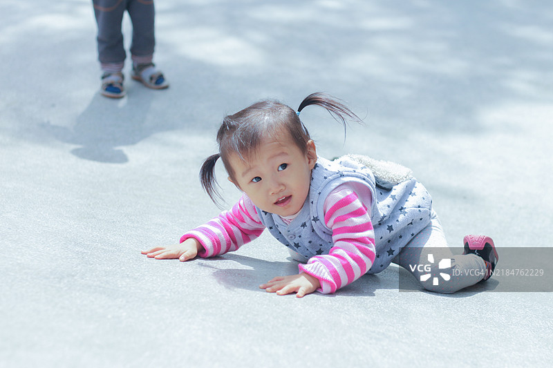 一个亚洲女孩在公园里快乐地玩耍。图片素材