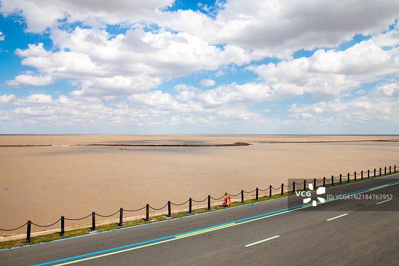 江苏盐城，黄海上的沥青道路，晴空万里，蓝天白云。图片素材