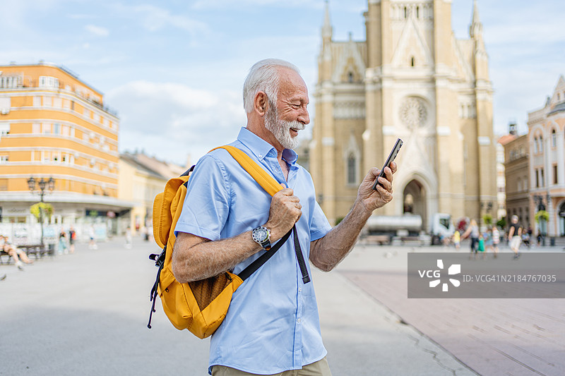 老年游客在城市中使用手机图片素材