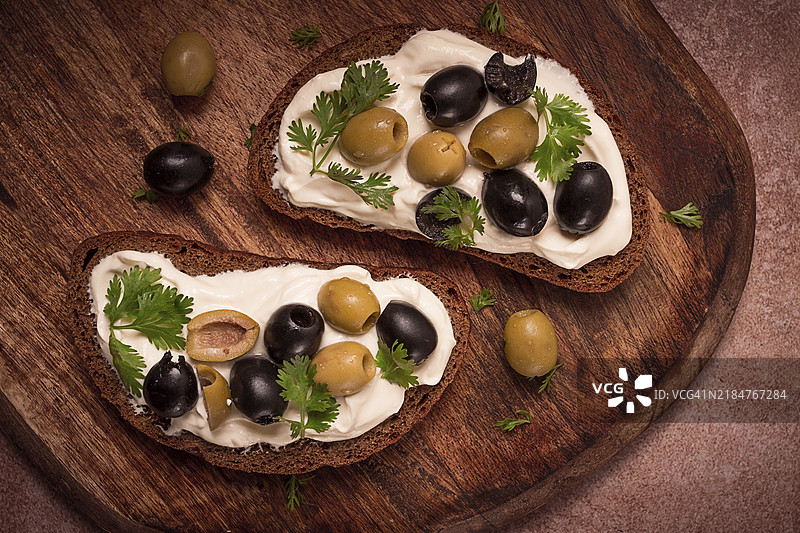 早餐，三明治，配奶油奶酪和橄榄，俯视图图片素材