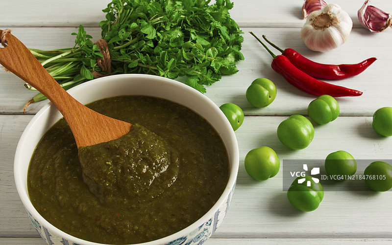 特克马利酱,传统格鲁吉亚菜肴,青樱桃梅,酱料配料,香菜,薄荷,辣椒,大蒜,白色木桌上,特写,乡村风格,食物背景,无人,选择性对焦,酱料,绿色酱,特克马利,格鲁吉亚菜图片素材