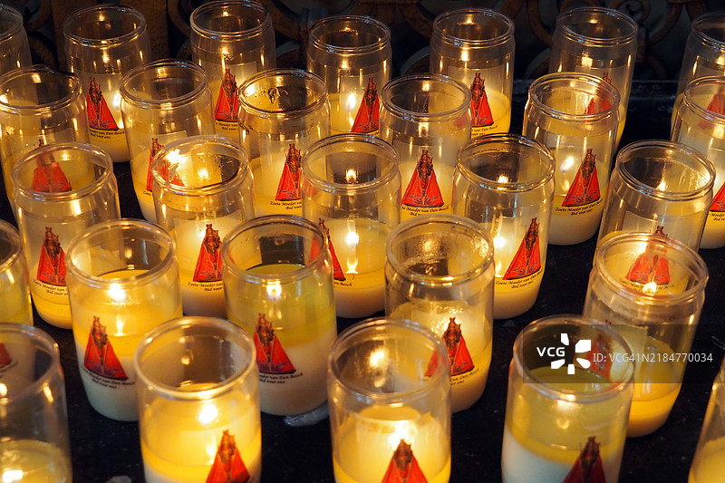 教堂内黑色表面的祈祷蜡烛特写图片素材