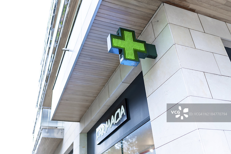 建筑上的药房霓虹绿色十字标志图片素材