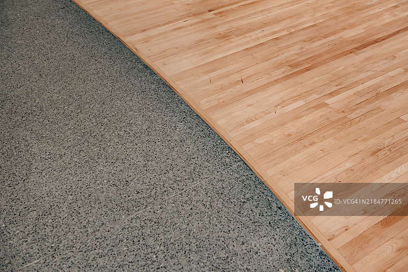 房间内的层压木地板安装。图片素材
