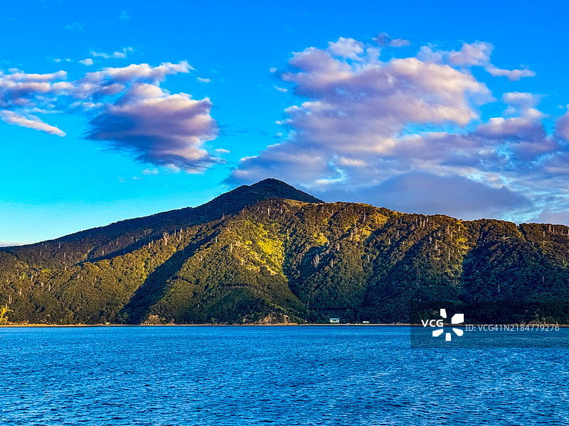 黄昏时分，皮克顿附近山坡下的蓝色水域与郁郁葱葱的植被。图片素材