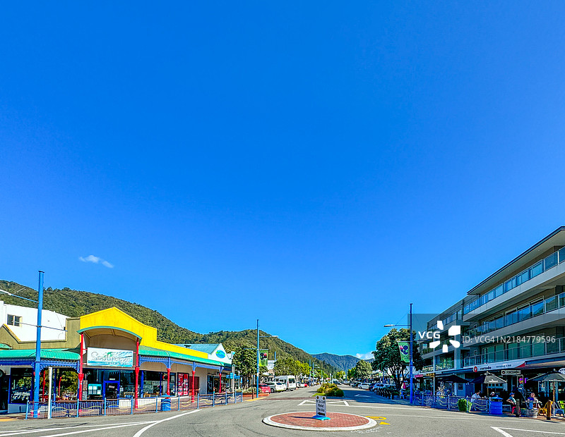 从皮克顿主环形交叉口看到的建筑和山丘图片素材