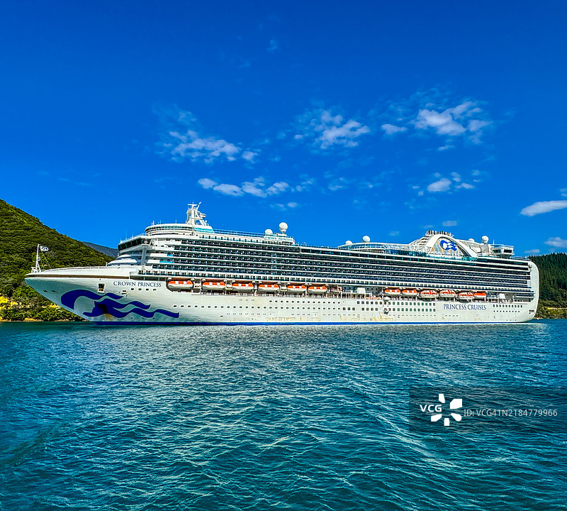 停靠在皮克顿的皇冠公主号游轮外观。图片素材